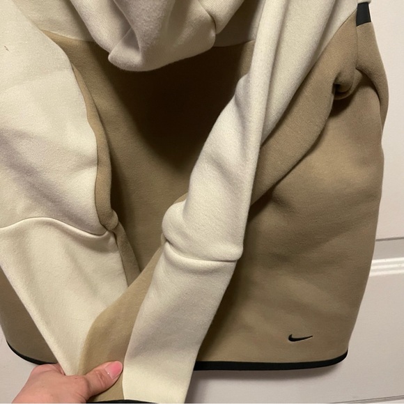 Nike tech Beige Hoodie with Black Accents unisex kids large - Picture 5 of 6